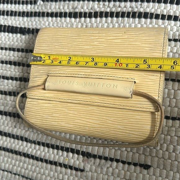 Louis Vuitton Wallet - Picture 15 of 16